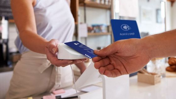 Pagos con tarjetas: es obligación de los comercios acercar el dispositivo POS al momento de la operación