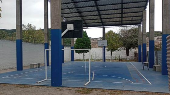 Nueva cubierta y refacción de un playón deportivo en la Unidad Carcelaria N° 4 de Villa Las Rosas