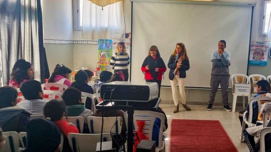 Capacitan a estudiantes de escuelas primarias sobre el etiquetado frontal de los alimentos