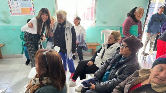 Con una feria de servicios culminó el ciclo de talleres “Más allá de las canas”