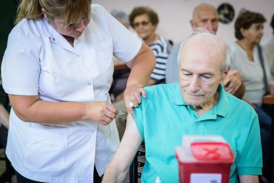 Reforzaran la vacunación a adultos mayores