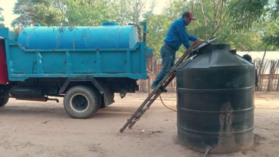 Con 33 camiones la Provincia distribuye agua en localidades en emergencia sociosanitaria