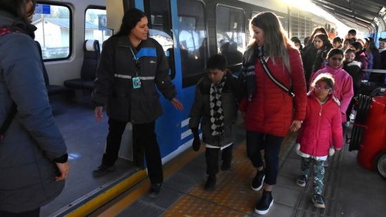 Alumnos salteños aprenden sobre seguridad y funcionamiento del tren urbano