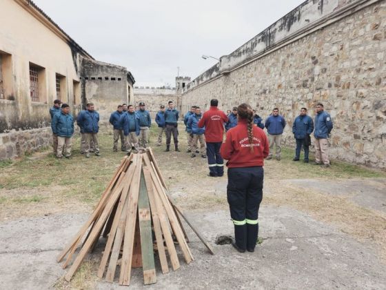 Bomberos de la Policía capacitan a efectivos penitenciarios sobre protección contra incendios