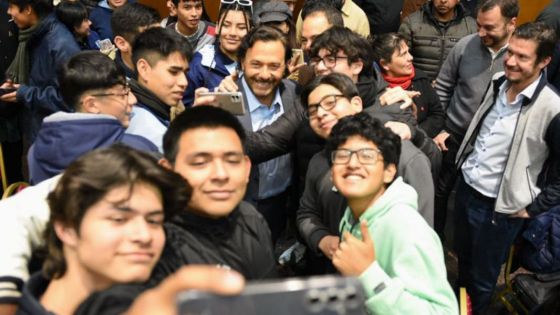 El Gobernador saludó y felicitó a alumnos que trabajan en el diseño de soluciones tecnológicas