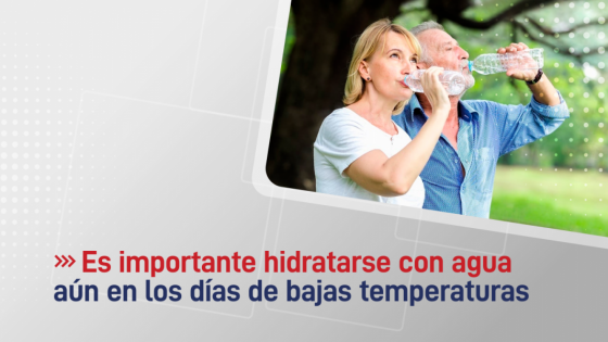 Es importante hidratarse con agua aún en los días de bajas temperaturas