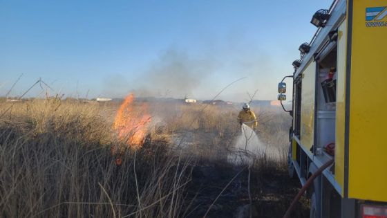 Defensa Civil intervino en el sofocamiento de incendios de pastizales en barrios de Salta