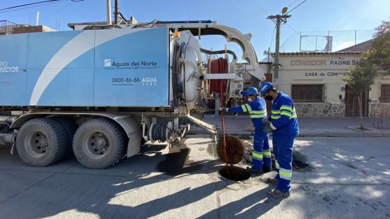 Aguas del Norte avanza en la limpieza preventiva de colectoras cloacales para prevenir desbordes