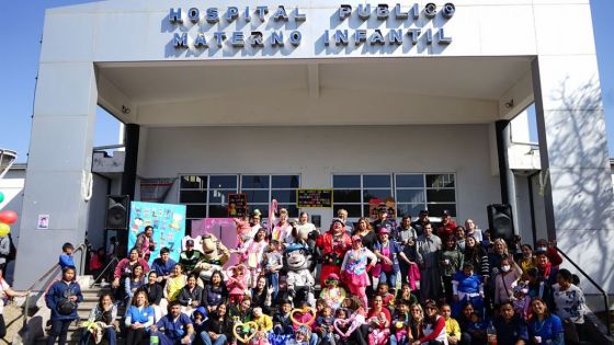 Con un abrazo simbólico al hospital Materno Infantil comienza el Mes de la Niñez