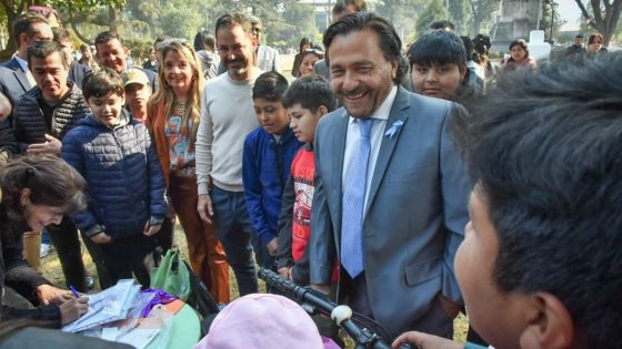 El gobernador Sáenz compartió con niños y familias de la bicicleteada de la parroquia Santa Rosa de Lima