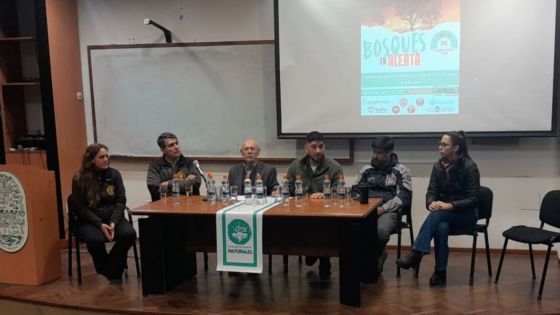 Disertación de Defensa Civil sobre incendios forestales en la Universidad Nacional de Salta