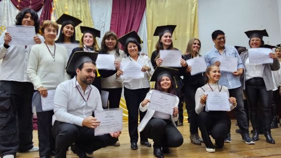 Educación entregó certificados a estudiantes de inglés, portugués, francés y chino