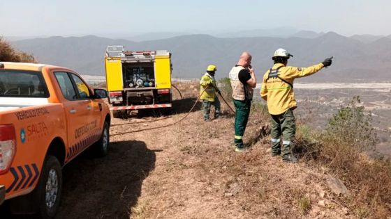 Continúan las tareas de sofocamiento de incendios forestales en el cerro San José Valle Hermoso