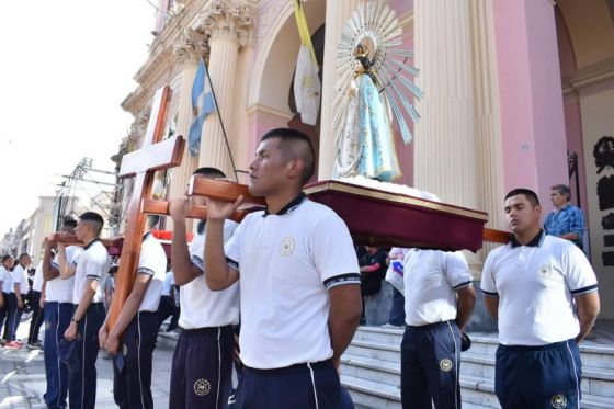 Más de mil estudiantes de las escuelas de formación de la Policía peregrinaron por el Milagro 2024