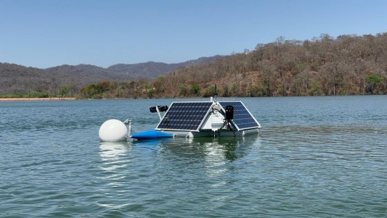 Dique El Limón: etapa final de la instalación de boyas para el control de algas