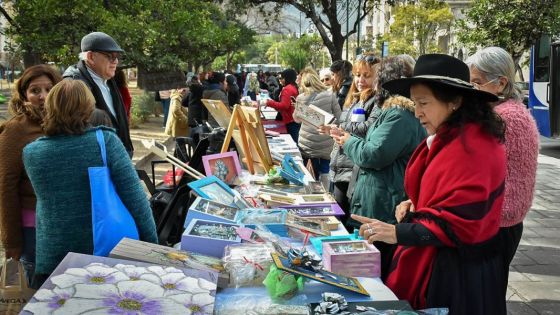 Exposición de artesanías y danzas de personas mayores