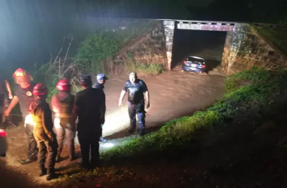 Seguridad asistió a vecinos afectados por la tormenta