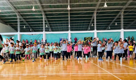 Mini atletas en acción: cerca de 300 niños y niñas disfrutaron de una jornada recreativa y deportiva