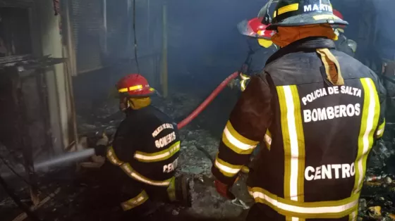 Intenso operativo de sofocamiento de un incendio estructural en el mercado San Miguel