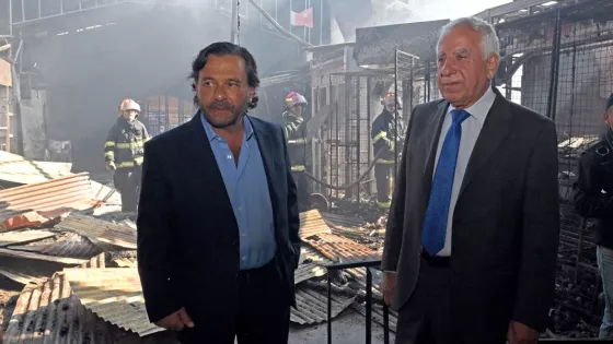 Gustavo Sáenz recorrió la zona afectada por el incendio en el Mercado San Miguel