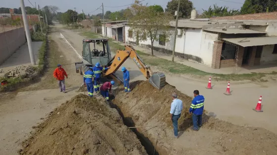 Avanza una importante obra de recambio y ampliación de colectora cloacal en Orán