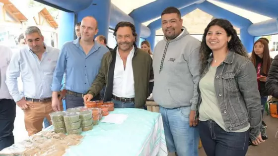 Feria en Cerrillos: Gustavo Sáenz acompañó a pequeños emprendedores que mostraron todo el potencial productivo salteño