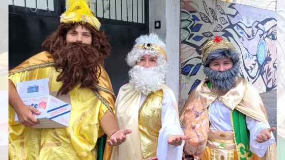 Celebración del Día de Reyes Magos junto a niñas y niños