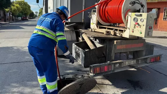 Tareas de mantenimiento en redes de cloacas para evitar desbordes en calzadas