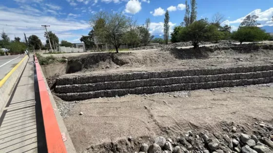 Obras para proteger los márgenes del río Loro Huasi