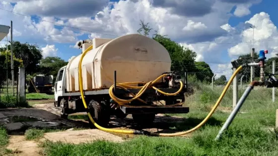 Continuará la distribución de agua mediante camiones cisternas a comunidades del norte provincial