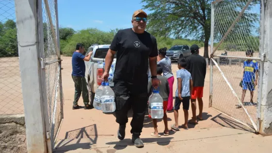 Se entregaron más de 3.300 litros de agua envasada a escuelas de Santa Victoria Este, Rivadavia Banda Norte y Sur