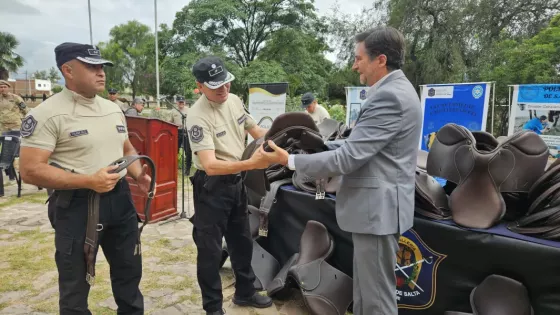 Entrega de equipamiento al Departamento Caballería de la Policía de Salta