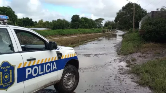 La Policía asistió a vecinos de Metán afectados por la tormenta