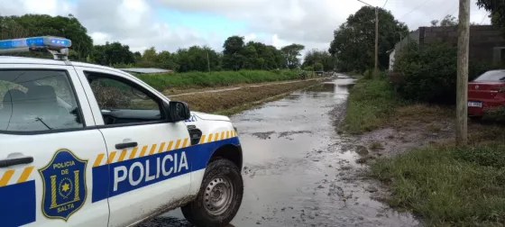 La Policía asistió a vecinos de Metán afectados por la tormenta