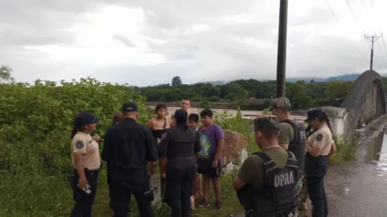 La Policía rescató a cinco personas en el río Wierna