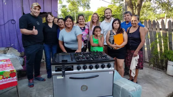 Entrega de elementos de trabajo a emprendedoras de Yrigoyen