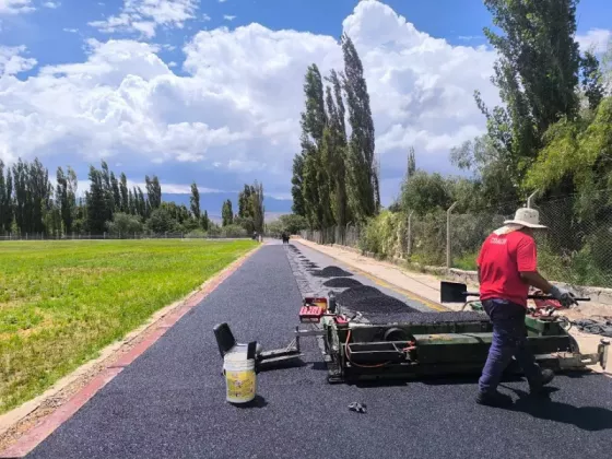 En el Centro de Entrenamiento en Altura de Cachi se hacen obras en la pista de atletismo